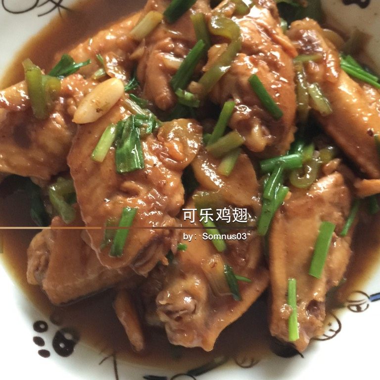 可乐鸡翅,再焖煮7-8分钟，起锅收水，装盘