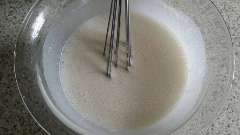 教你做冰皮月饼,然后用手动的打蛋器混匀,刚开始混合的时候粉末会有点结块,慢慢搅拌就会跟水混合散开了