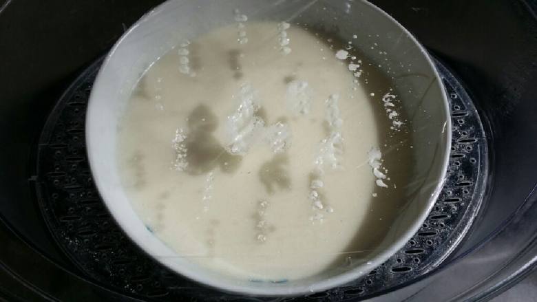 教你做冰皮月饼,刚开烧的水已经烧开了,把冰皮面糊放入沸腾的水中大火蒸25分钟,直到看不见面糊熟透为止