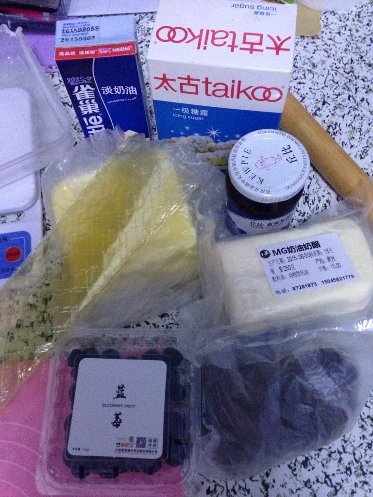 蓝莓果酱冻芝士蛋糕,奥利奥饼干碎擀面杖擀碎