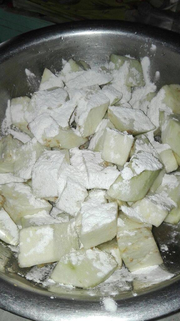 烧茄子(硬烧),切好的茄子,裹上一层干淀粉