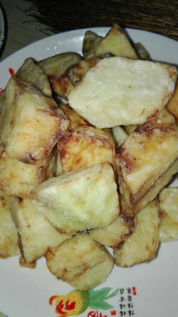 烧茄子(硬烧),茄子炸到金黄变硬,捞出,将油控出