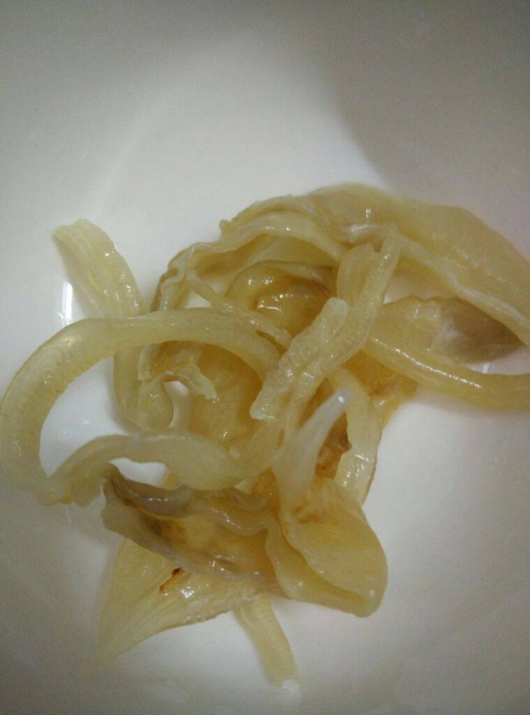 花胶炖猪骨,<a style='color:red;display:inline-block;' href='/shicai/ 3'>花胶</a>提前4，5个小时泡发，泡发好洗净，用剪刀剪小块
也可提前一晚泡着，这样可以省去很多时间