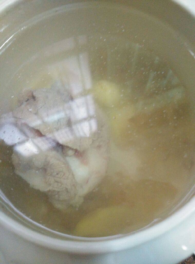 花胶炖猪骨,所有材料放到炖盅，加入8分水位，隔水炖3-4小时
