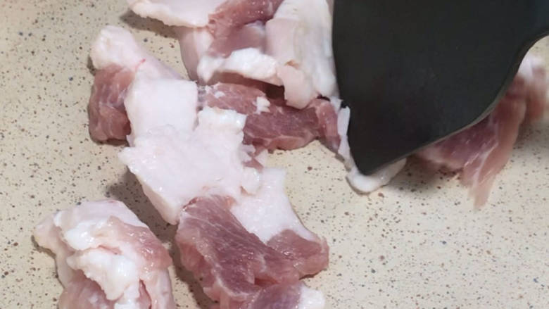 辣椒炒口蘑,起锅放入五花肉,煸炒出油