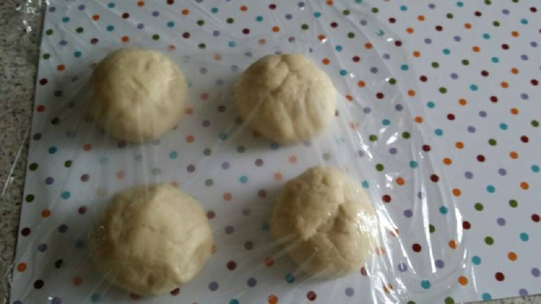 炼乳哈斯面包,面团取出按压排气,分成四等份,盖保鲜膜,醒发15分钟