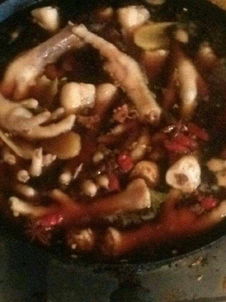 卤鸡爪,将<a style='color:red;display:inline-block;' href='/shicai/ 89'>鸡爪</a>洗干净，剪去指甲，锅内放水焯再用凉水冲洗干净