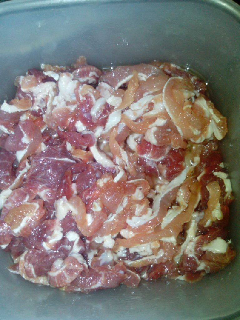 酸菜瘦肉,将<a style='color:red;display:inline-block;' href='/shicai/ 429'>瘦肉</a>用盐腌制好