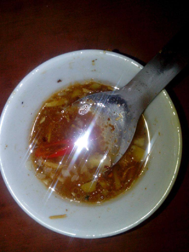 酸菜瘦肉,将蒜，<a style='color:red;display:inline-block;' href='/shicai/ 37'>姜</a>，<a style='color:red;display:inline-block;' href='/shicai/ 62'>辣椒</a>洗净切末，放置碗中，倒油搅拌