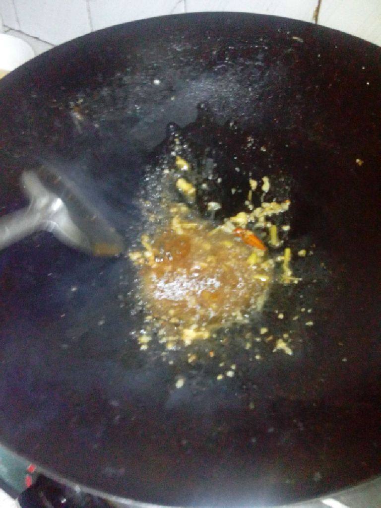 酸菜瘦肉,将调料倒入锅里爆熟