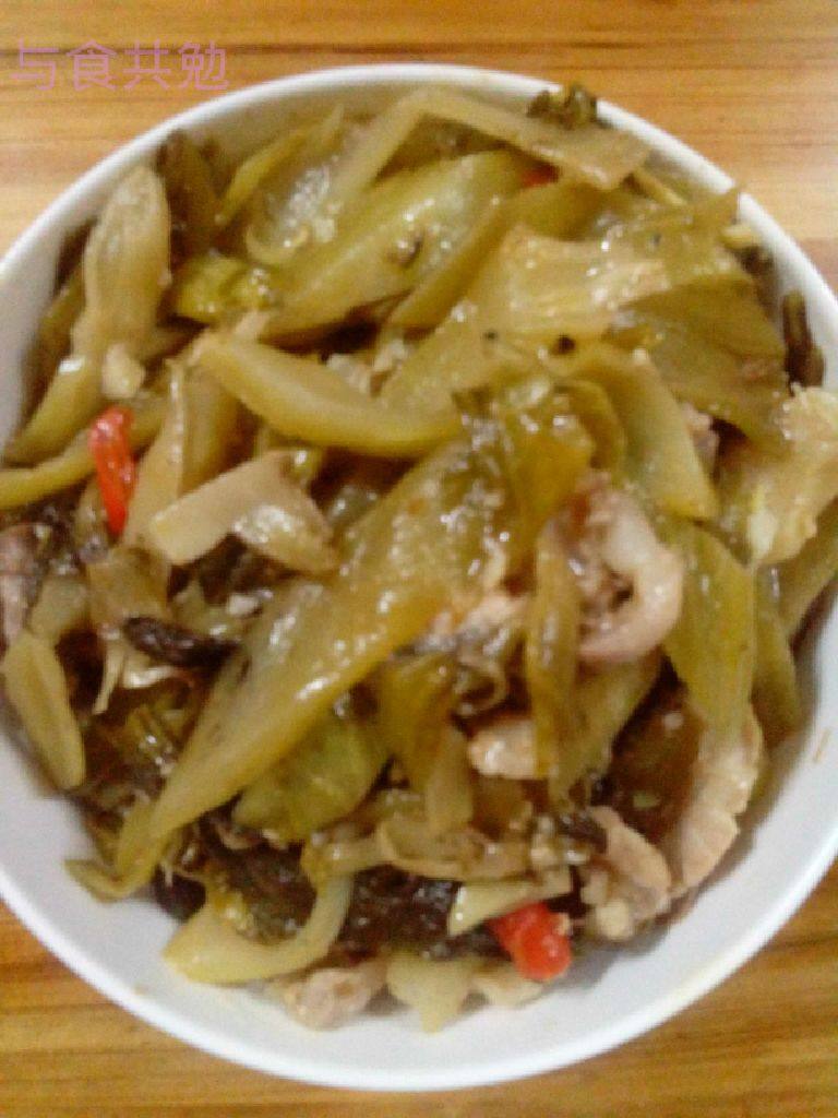 酸菜瘦肉,盛入碗中即成