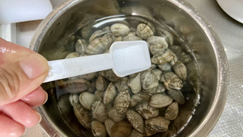 凉拌花甲➕酸辣凉拌花甲,水中加入一茶匙食盐,用筷子搅拌几分钟,静置一小时让花甲吐沙