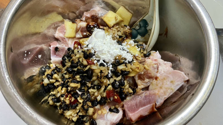 蒜蓉豆豉蒸排骨,排骨沥干水分,加入姜片,一汤匙料酒,一汤匙生抽,半汤匙柱侯酱,两茶匙白糖,少许白胡椒粉,少许食盐,炒好的蒜末豆豉,两茶匙生粉