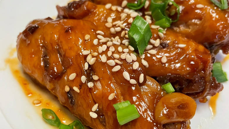 蜂蜜鸡翅,再撒点<a style='color:red;display:inline-block;' href='/shicai/ 678'>白芝麻</a>,葱末