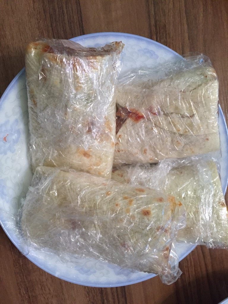 自制鸡肉卷,如图用保鲜膜裹好可以当早餐吃,这样一次也没那么多