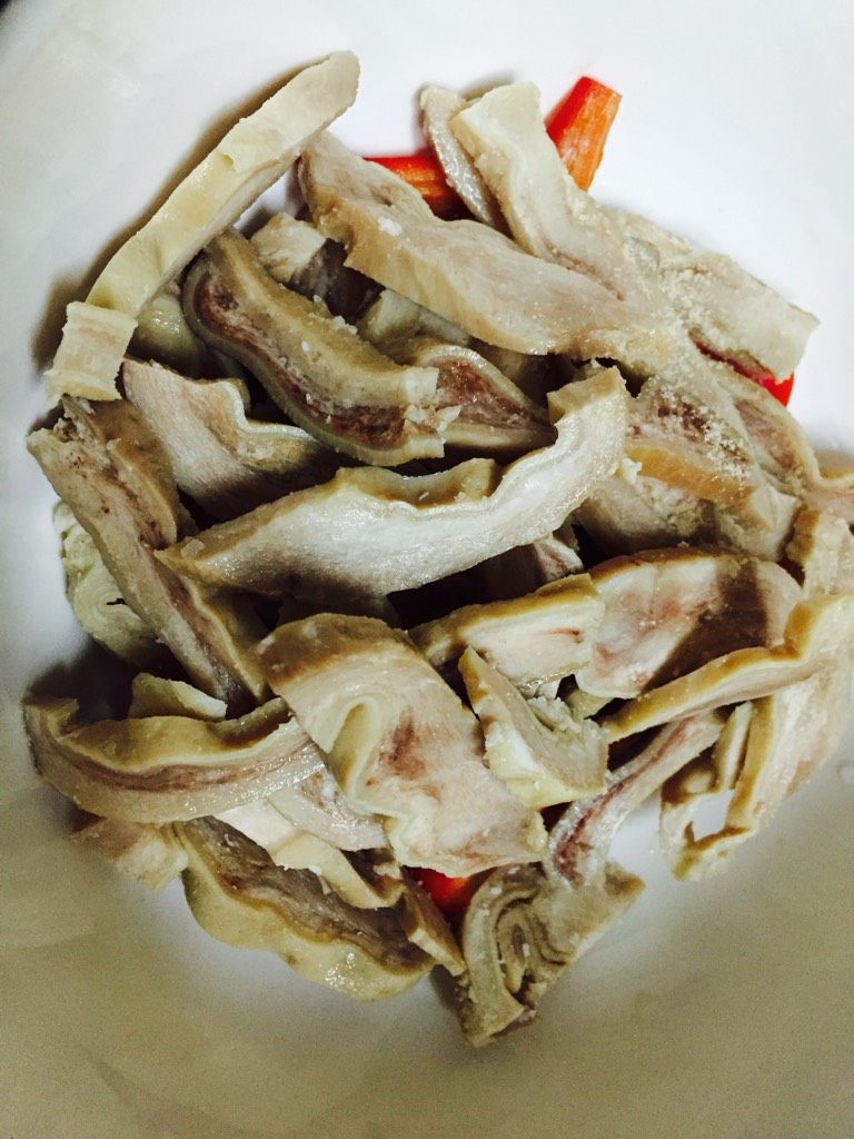 红绿肚丝,煮好的猪肚切丝.