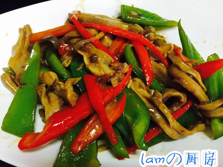 红绿肚丝,锅里大火烧开倒入适量的油炒香大蒜，青、红辣椒，加入一勺<a style='color:red;display:inline-block;' href='/shicai/ 8203'>拌面酱</a>，淋入少许的水，放入肚丝翻炒均匀出锅.