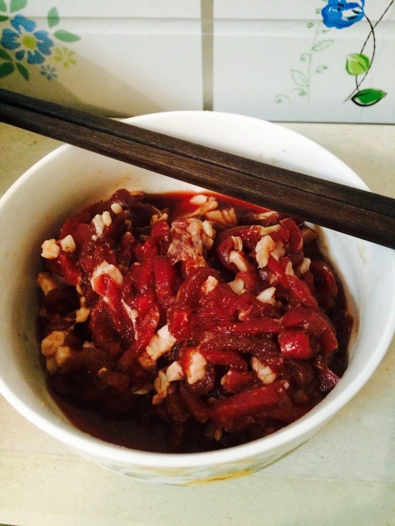 羊肉汆面片儿,腌肉切丝，加入<a style='color:red;display:inline-block;' href='/shicai/ 718'>料酒</a>，盐，<a style='color:red;display:inline-block;' href='/shicai/ 788'>生抽</a>，<a style='color:red;display:inline-block;' href='/shicai/ 12043'>花椒粉</a>腌制