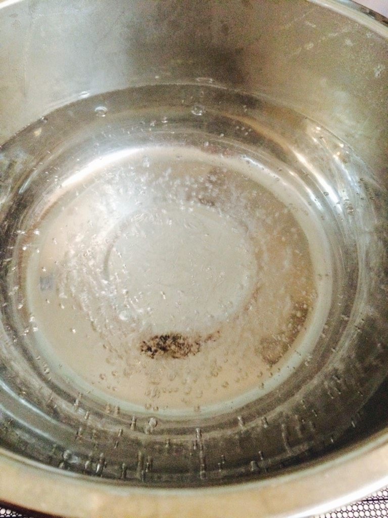 羊肉汆面片儿,锅烧开水,水量适中不宜过多