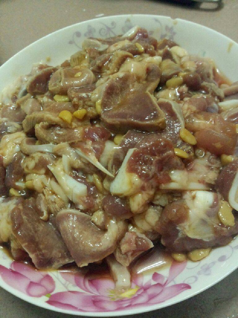 炒猪利,切小片在用盐，<a style='color:red;display:inline-block;' href='/shicai/ 788'>生抽</a>，少许<a style='color:red;display:inline-block;' href='/shicai/ 762'>老抽</a>，<a style='color:red;display:inline-block;' href='/shicai/ 718'>料酒</a>，<a style='color:red;display:inline-block;' href='/shicai/ 4510'>黄豆酱</a>，<a style='color:red;display:inline-block;' href='/shicai/ 512'>玉米淀粉</a>，鸡精粉腌制半个小时左右