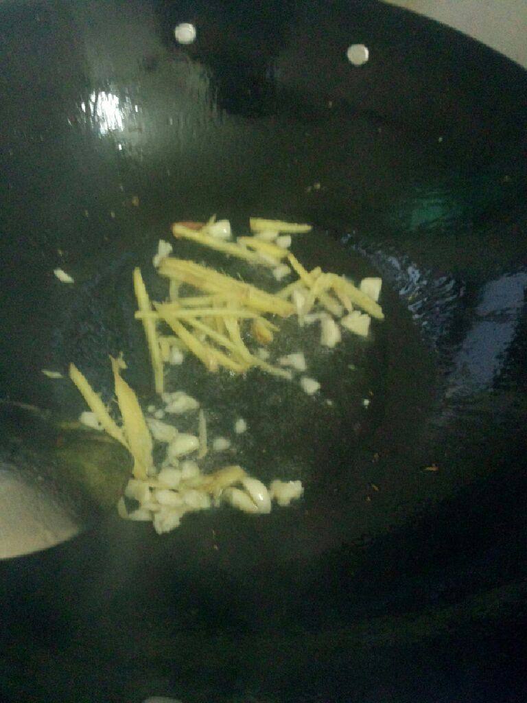 炒猪利,锅加油烧热 把姜和蒜放入炒香