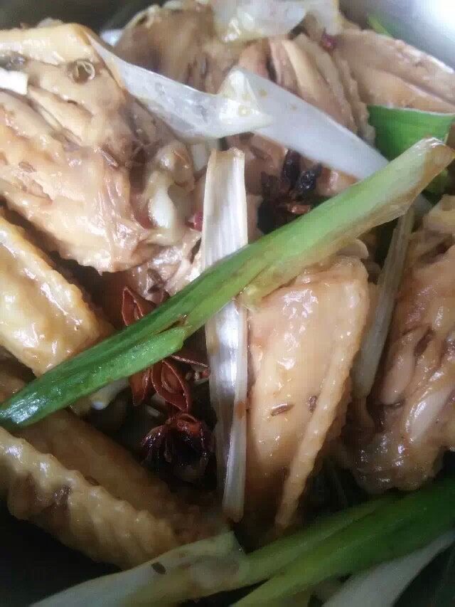 简易美味可乐鸡翅,把鸡翅烤捞出来以后，用刀把鸡翅中间割开，为了腌制入味，然后把切好的葱姜放入，然后放入<a style='color:red;display:inline-block;' href='/shicai/ 700'>花椒</a>，<a style='color:red;display:inline-block;' href='/shicai/ 3746'>大料</a>，<a style='color:red;display:inline-block;' href='/shicai/ 716'>孜然</a>，最后倒入味极鲜，味极鲜倒的过鸡翅三分之二处，然后腌制30分钟，中间的时候用筷子翻一下