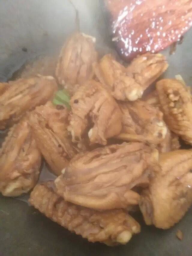 简易美味可乐鸡翅,热油，油热了放入鸡翅，再把腌制鸡翅的味极鲜倒入锅中，翻炒到鸡翅上色，最后倒入<a style='color:red;display:inline-block;' href='/shicai/ 911'>可乐</a>，<a style='color:red;display:inline-block;' href='/shicai/ 911'>可乐</a>没过鸡翅即可，喜欢咸的多酱油少<a style='color:red;display:inline-block;' href='/shicai/ 911'>可乐</a>，喜欢甜的多<a style='color:red;display:inline-block;' href='/shicai/ 911'>可乐</a>少酱油。