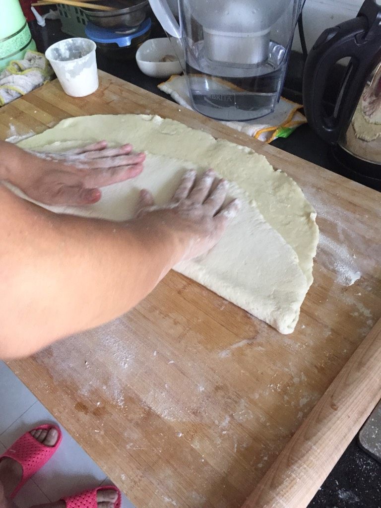 葱油饼,如图分别对折使其油都均匀的沾粘在面皮上