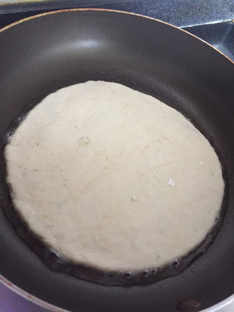 葱油饼,如图入油锅炸