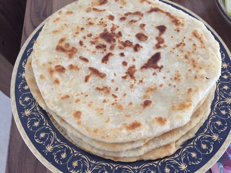 葱油饼,如图装盘凉凉即可享用