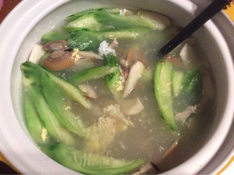 花蛤丝瓜汤,热锅落油，爆香姜片，放花蛤爆炒几下，落开水（一定要沸腾的），加盖3分钟，花蛤完全开口后放入丝瓜待汤滚后关火，落盐、少许胡椒粉就ok啦。