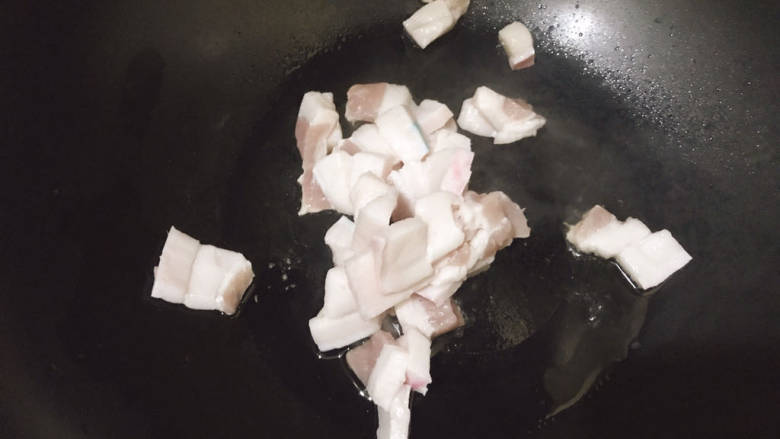 红烧猪肥肉,起油锅,下肥猪肉翻炒