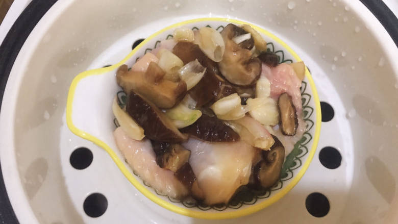 姜葱冬菇蒸滑鸡,放入电饭锅中,蒸饭的时候顺便蒸即可