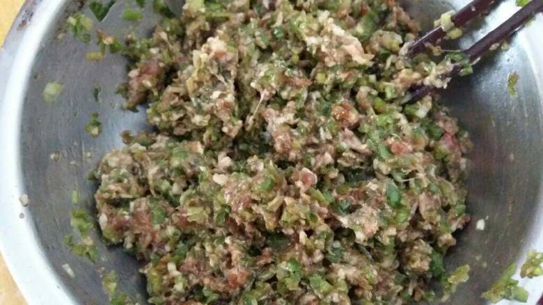 青椒猪肉水饺,<a style='color:red;display:inline-block;' href='/shicai/ 5353'>肉馅</a>放<a style='color:red;display:inline-block;' href='/shicai/ 3250'>葱</a>，<a style='color:red;display:inline-block;' href='/shicai/ 61'>青椒</a>，调料拌好