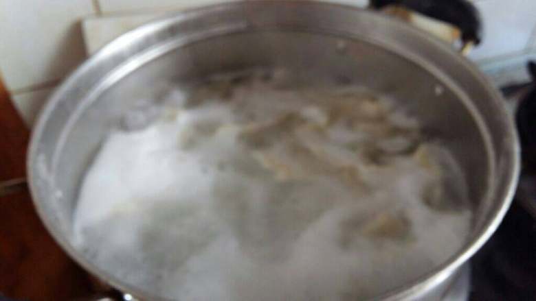 青椒猪肉水饺,擀皮，包好，开水下锅煮