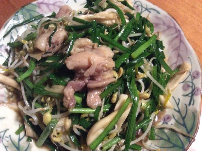 鸡腿肉炒芽菜