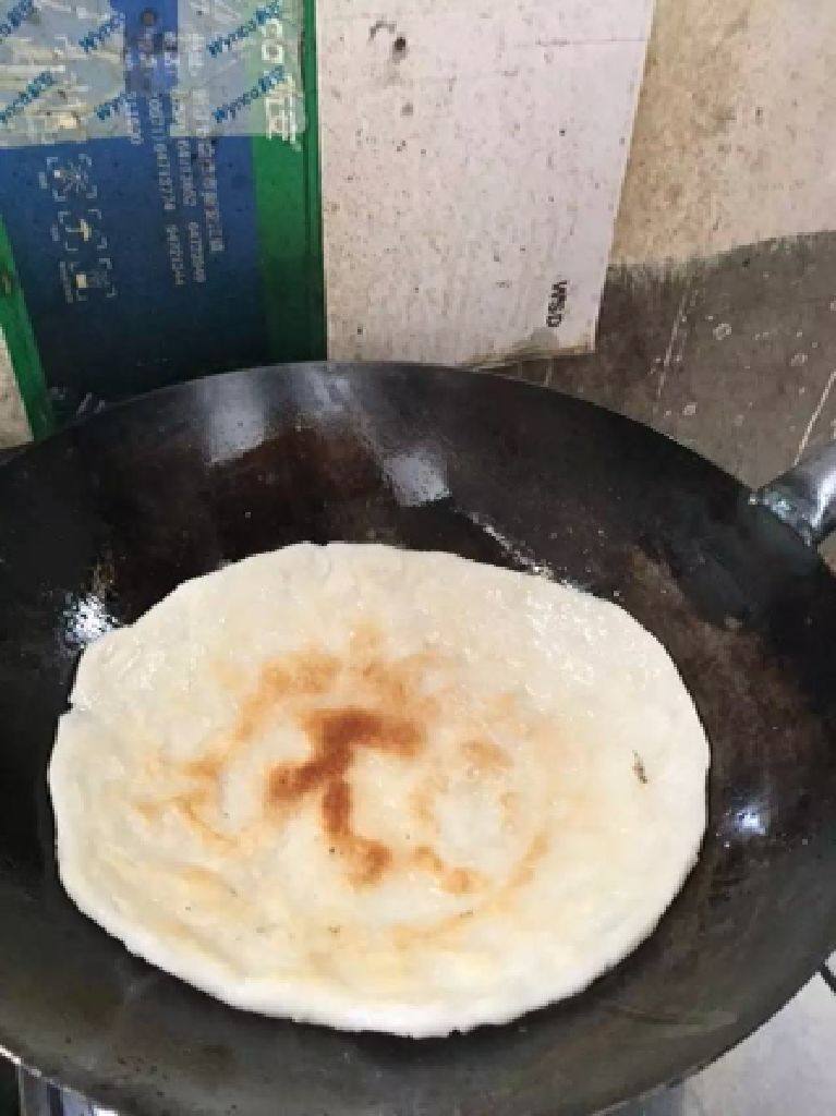 核桃卷,<a style='color:red;display:inline-block;' href='/shicai/ 520'>糯米粉</a>加水揉成面团做煎饼。