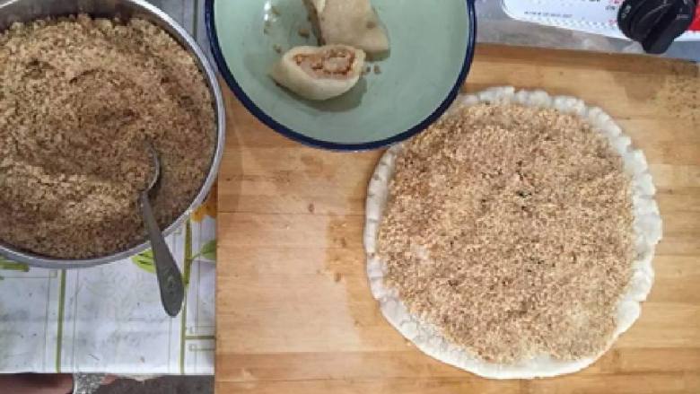 核桃卷,把<a style='color:red;display:inline-block;' href='/shicai/ 5056'>核桃仁</a>磨碎和<a style='color:red;display:inline-block;' href='/shicai/ 133375'>红糖粉</a>一起拌匀做馅儿。