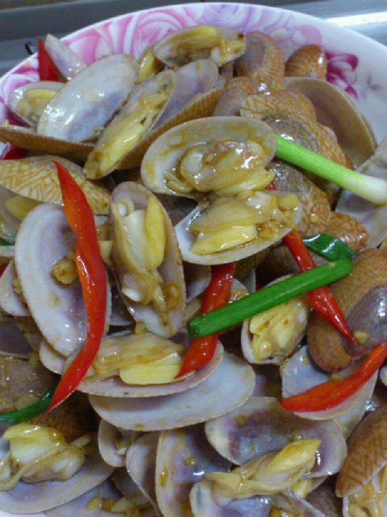 爆香花甲,翻炒片刻即可上碟.每一个花甲都很饱满,鲜甜