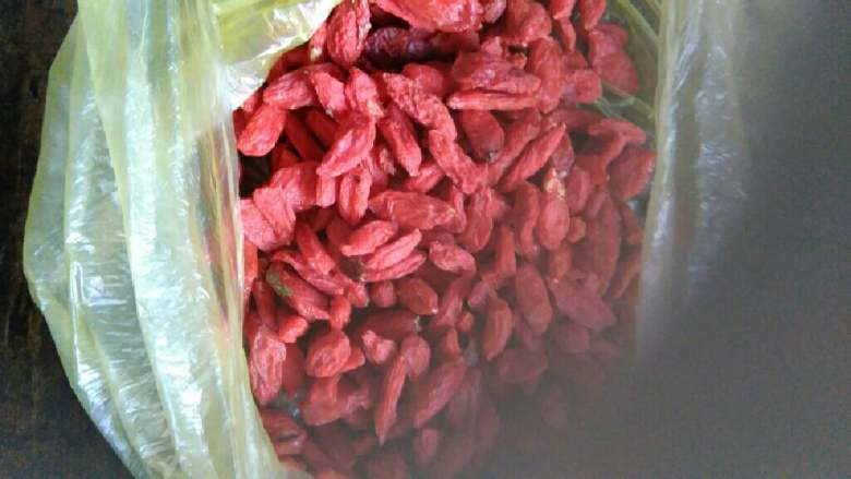 银耳汤,<a style='color:red;display:inline-block;' href='/shicai/ 673'>枸杞</a>