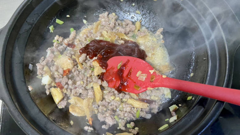虾米粉丝煲➕肉末虾干粉丝煲,加入一汤匙<a style='color:red;display:inline-block;' href='/shicai/ 8494'>海鲜酱</a>,翻炒均匀炒出香味