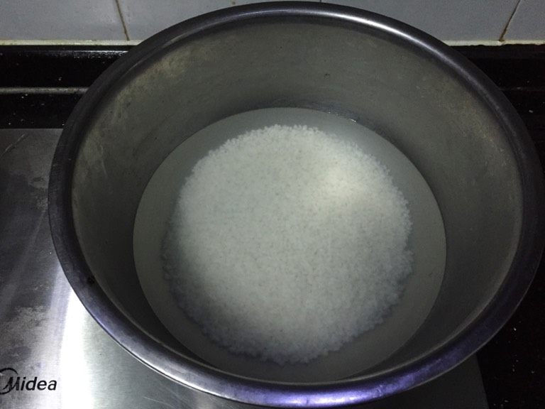 鲜虾手握寿司,先泡米30~45分钟,让米充分吸收水分。