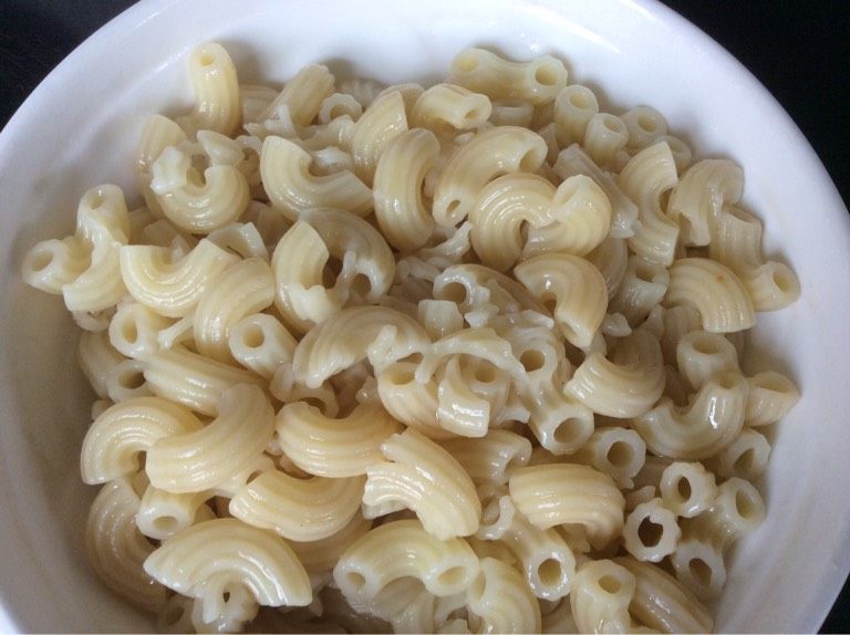 牛肉番茄酱拌通心粉,<a style='color:red;display:inline-block;' href='/shicai/ 521'>通心粉</a>、水、盐，一齐落锅煮7分钟，（其间要不断搅拌防粘锅）捞起，落橄榄油搅拌。