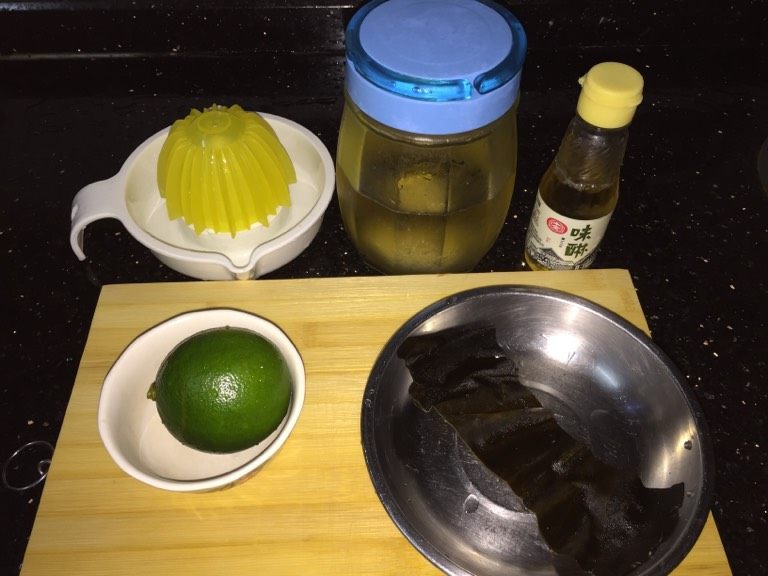 鲜虾手握寿司,事先已经调好寿司醋(具体比例参考我之前的文章),准备好青柠和味淋。本人喜欢酸的寿司饭,所以用青柠增酸,味淋是给海鲜增鲜、去腥、增色用的,几滴就够。