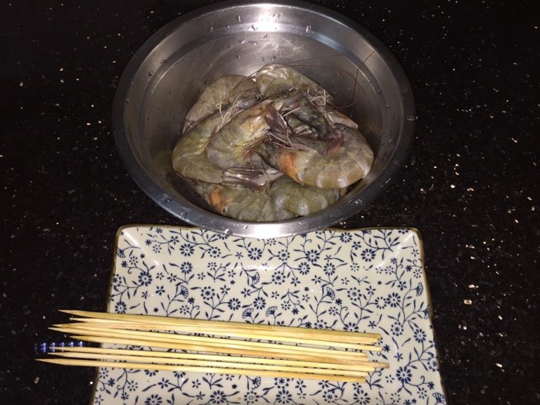 鲜虾手握寿司,准备好竹签,鲜虾洗净。