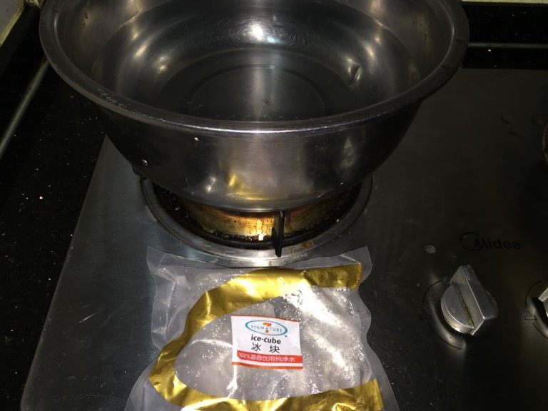 鲜虾手握寿司,同时准备好冰块,7-11便利店有售,很便宜。