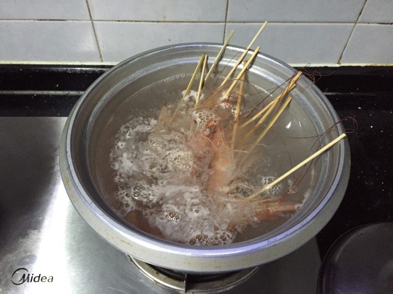 鲜虾手握寿司,把水烧开以后放虾煮2分钟,记得下盐杀菌。