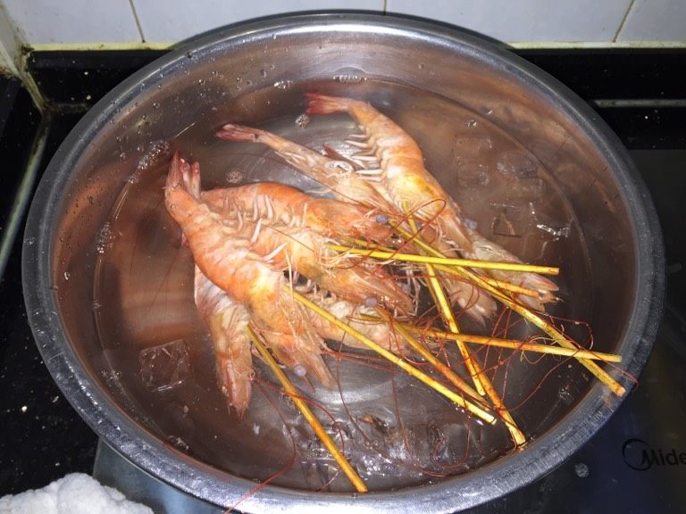 鲜虾手握寿司,虾煮熟马上放进冰水,一热一冷,虾肉就有弹性了。吃的时候有没有口感,取决于这步。