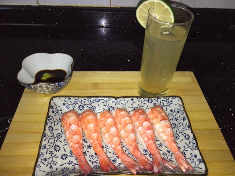 鲜虾手握寿司,多余的青柠汁做青柠蜂蜜茶,不要浪费哦,enjoy it !