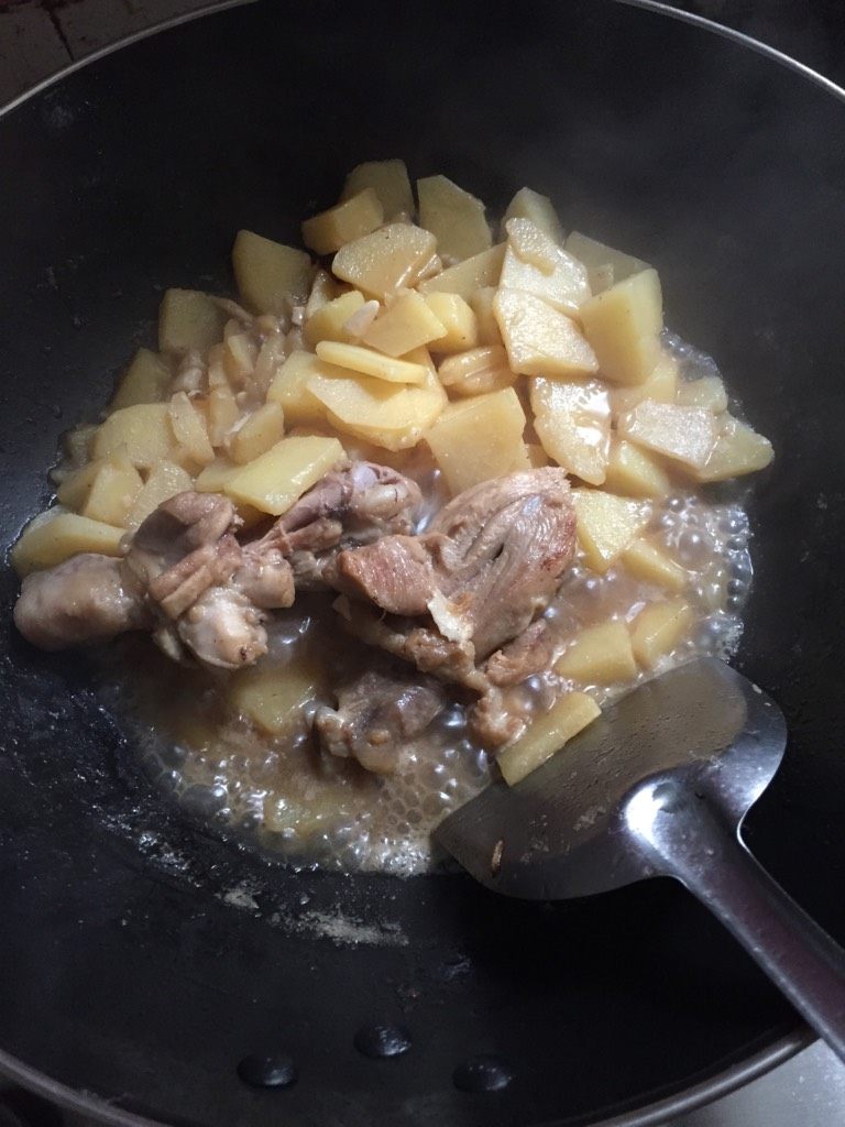 土豆炖鸡腿,土豆入锅同炒,少许盐,加入水,淹没鸡腿,少许<a style='color:red;display:inline-block;' href='/shicai/ 3729'>白糖</a>